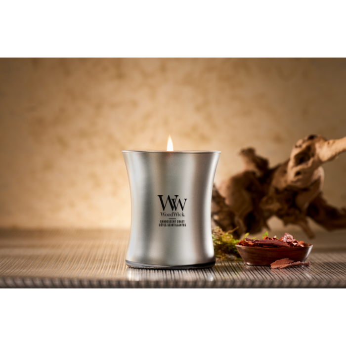 Fünf WoodWick Kerzen in unterschiedlichen Gefäßfarben nebeneinander