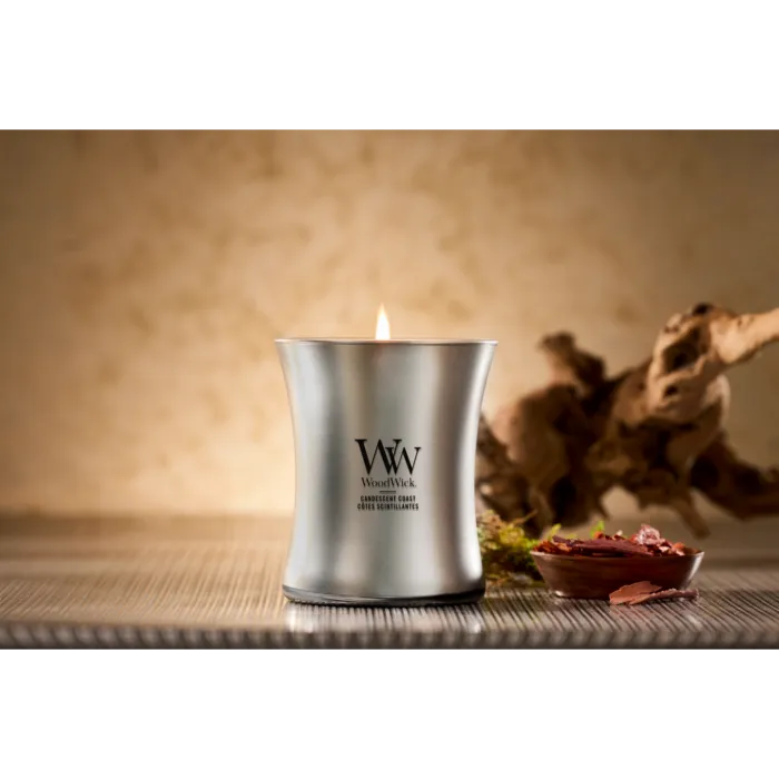 Fünf WoodWick Kerzen in unterschiedlichen Gefäßfarben nebeneinander