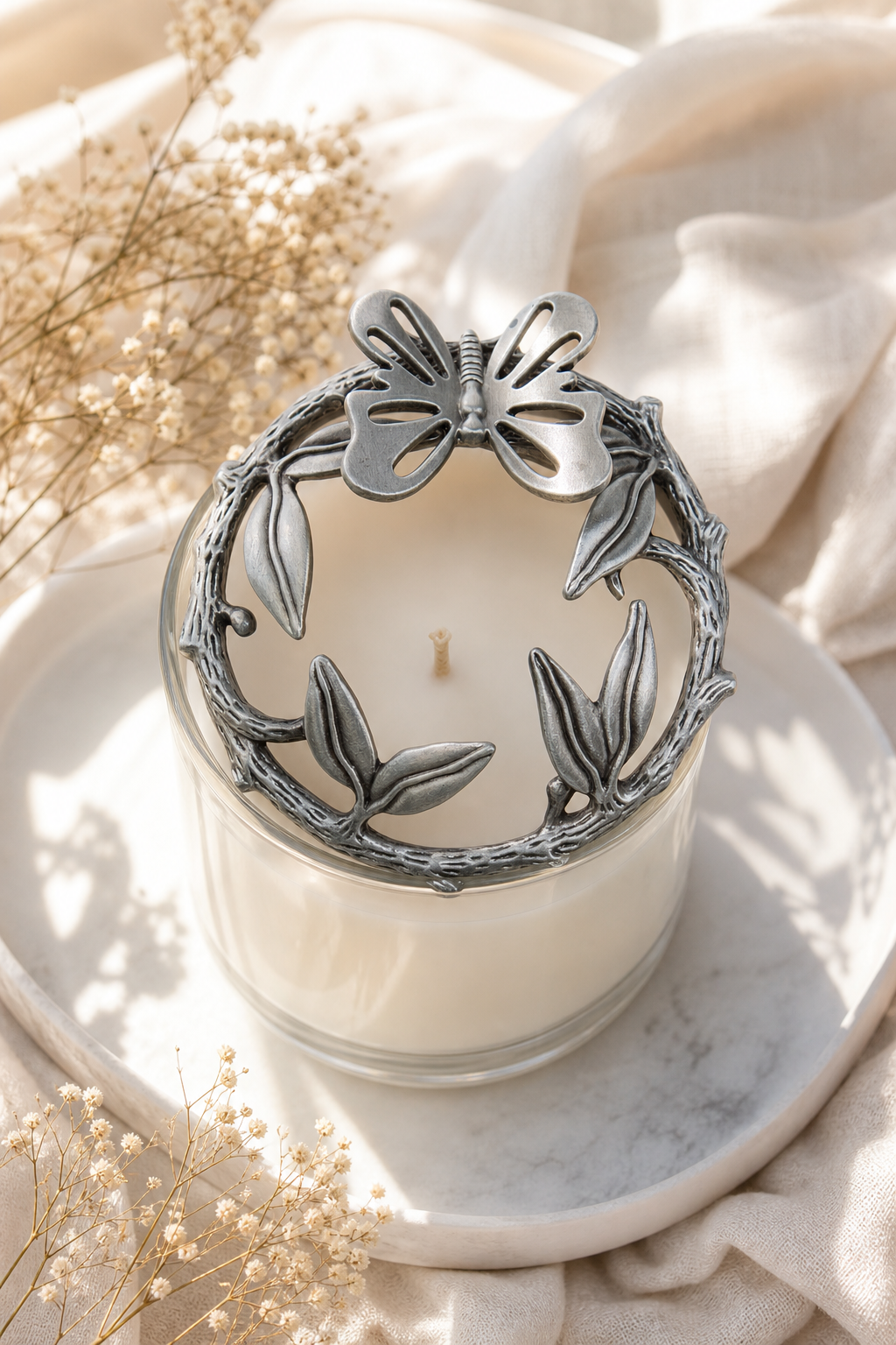 Candle-Lid Beautiful Butterfly Silber in einer stimmungsvollen Anwendungsszene