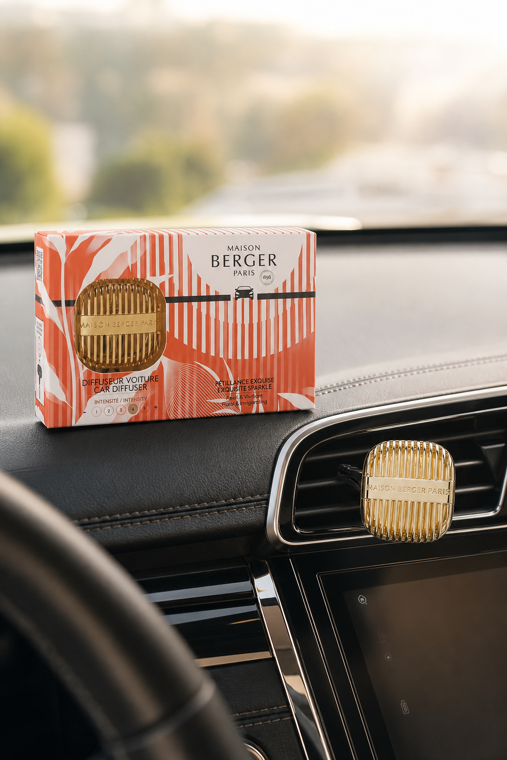 Goldfarbener Maison Berger Paris Autoduft-Diffusor an einem Fahrzeuglüftungsgitter