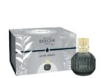 Graue Lampe Berger neben Verpackung von Maison Berger Paris