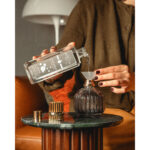 Graue Lampe Berger steht auf einer hellen Tischplatte im Wohnraum