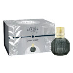 Graue Lampe Berger neben Verpackung von Maison Berger Paris
