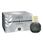 Graue Lampe Berger neben Verpackung von Maison Berger Paris