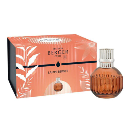 Orangefarbene Lampe Berger vor einer Maison-Berger-Paris-Verpackung