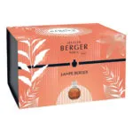 Orangefarbene Lampe Berger steht auf einem Regal neben einer Tischlampe und Büchern