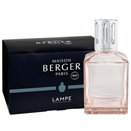 Carrée Nude Lampe vor schwarzer Maison Berger Paris Verpackung