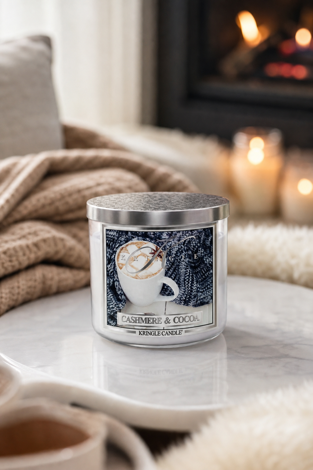 Cashmere & Cocoa 396g Tumbler 3-Docht in einer stimmungsvollen Anwendungsszene