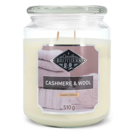 Cashmere & Wool Duftkerze von Candle Brothers im Glas mit sichtbarem Etikett