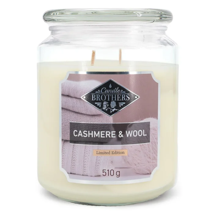 Cashmere & Wool Duftkerze von Candle Brothers im Glas mit sichtbarem Etikett