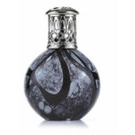 Schwarze runde Duftlampe mit silberfarbenem Lochaufsatz und Marmoroptik