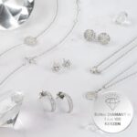Verschiedene Schmuckstücke neben einer Charming Kerze und dem Hinweis auf Diamanten