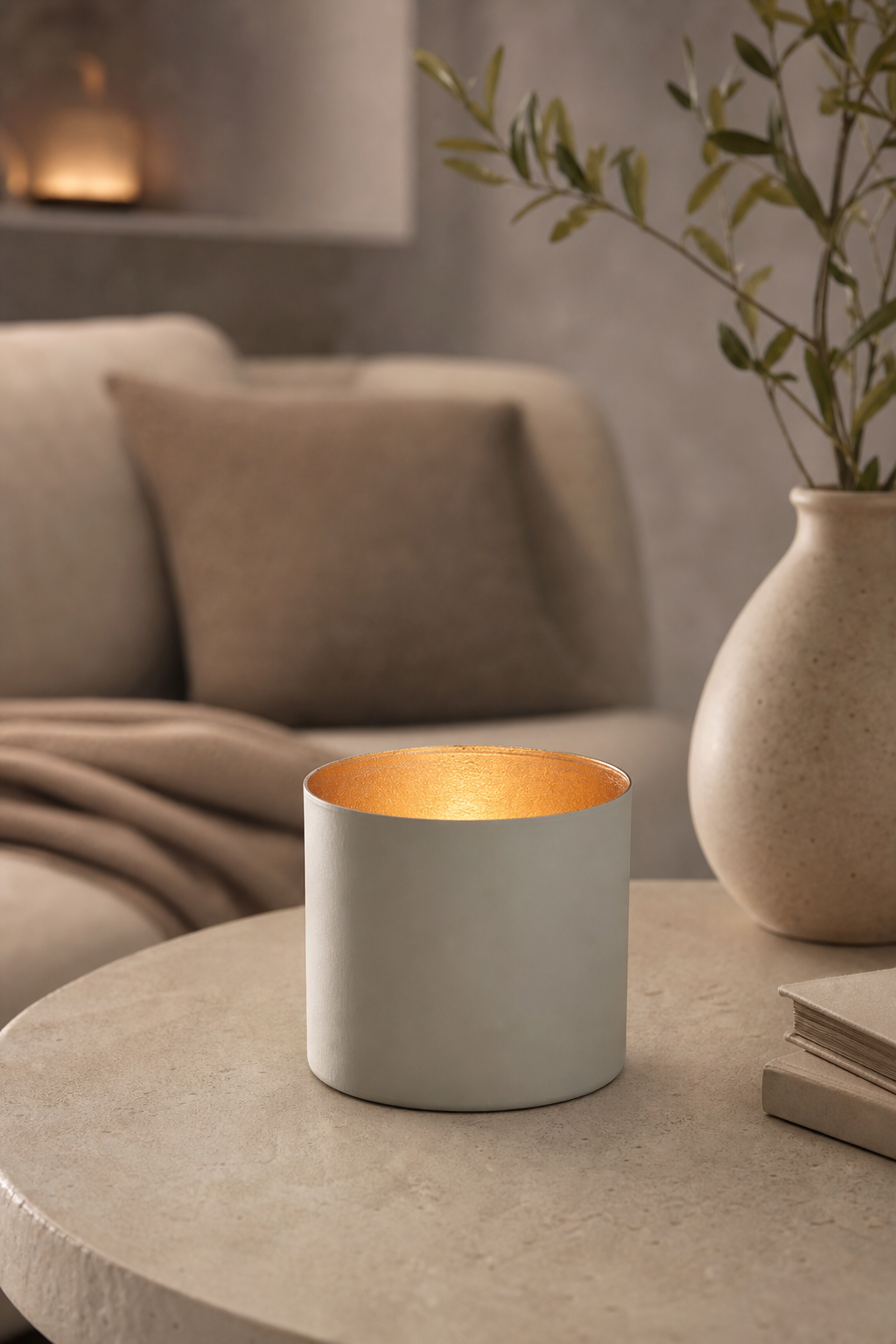 Chennai Windlicht L cool grey/gold in einer stimmungsvollen Anwendungsszene