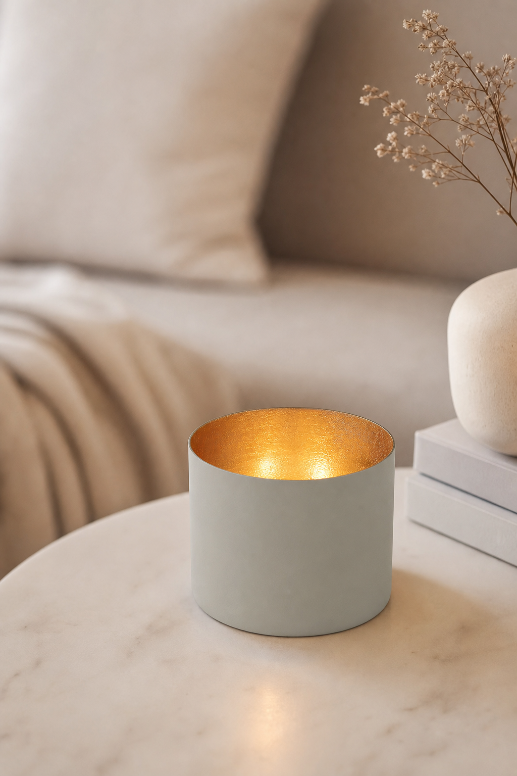 Chennai Windlicht M cool grey/gold in einer stimmungsvollen Anwendungsszene
