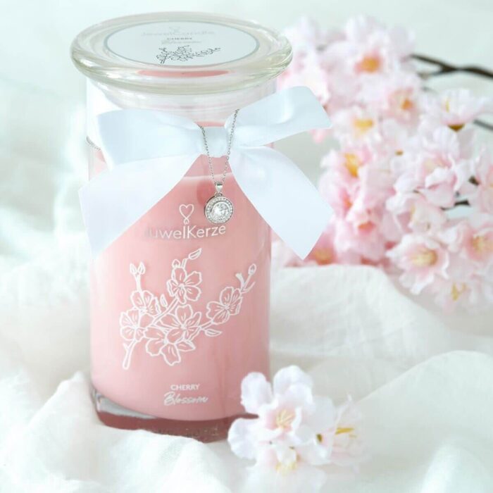 Rosa Cherry-Blossom-Kerze mit weißer Schleife und rundem Schmuckanhänger