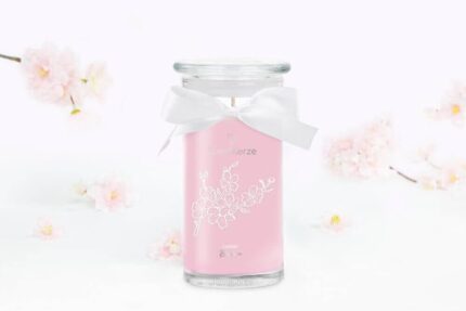 Rosa Kerze im Glas mit weißer Schleife und Kirschblütenmotiv