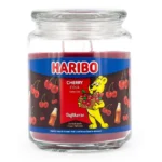 Haribo Cherry Cola Duftkerze mit Etikett, Kirschen und Cola-Flaschenmotiv