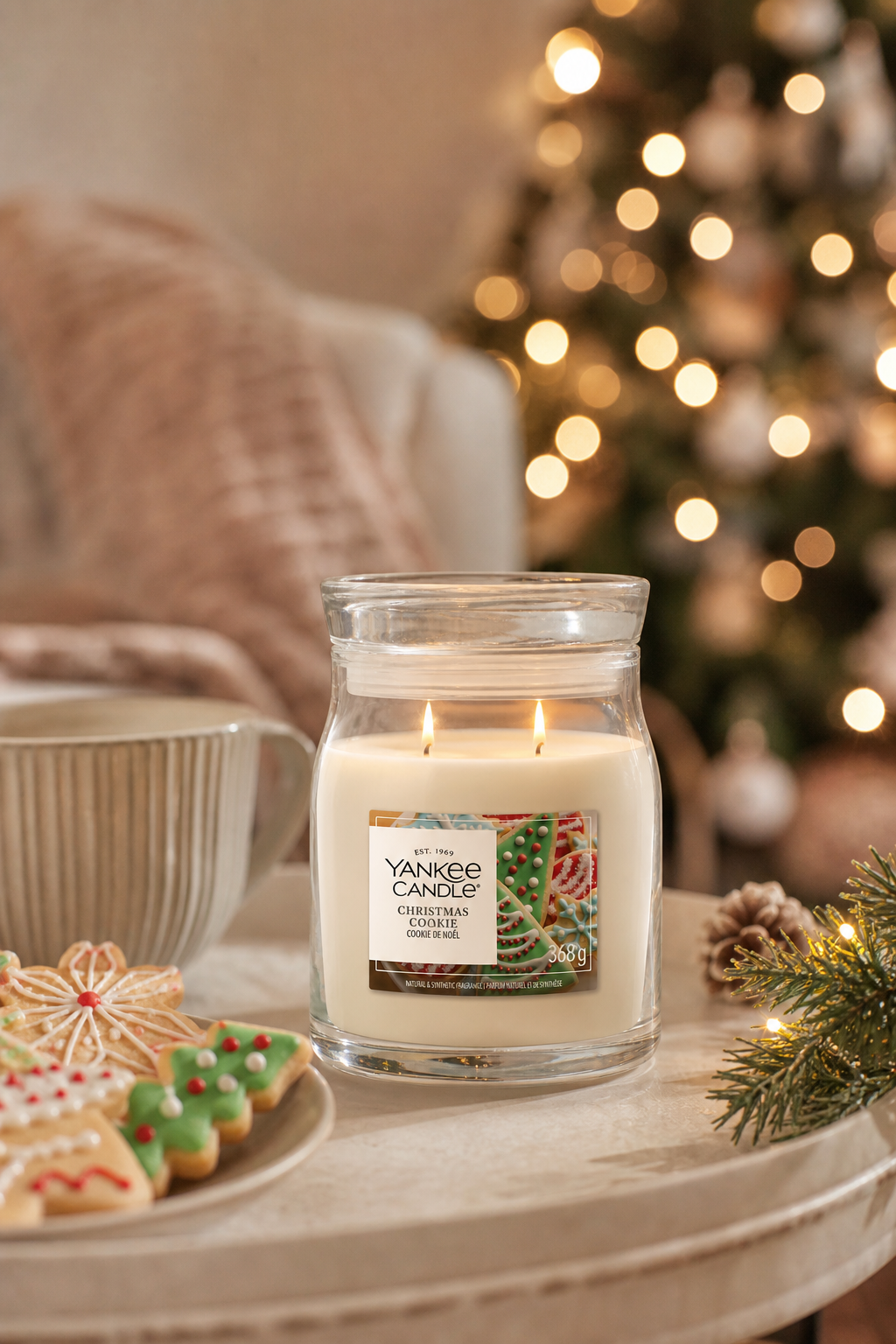 Christmas Cookie Signature Medium Jar 368g 2-Docht in einer stimmungsvollen Anwendungsszene
