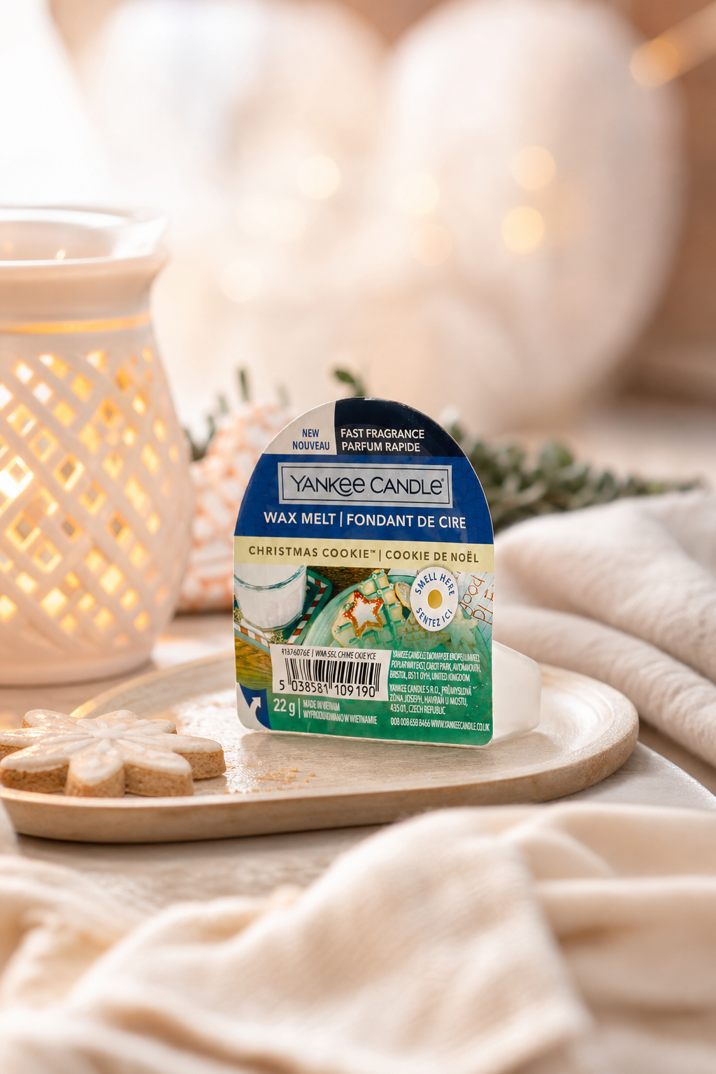 Yankee Candle Christmas Cookie Wax Melt auf Holztablett mit Weihnachtsdekoration