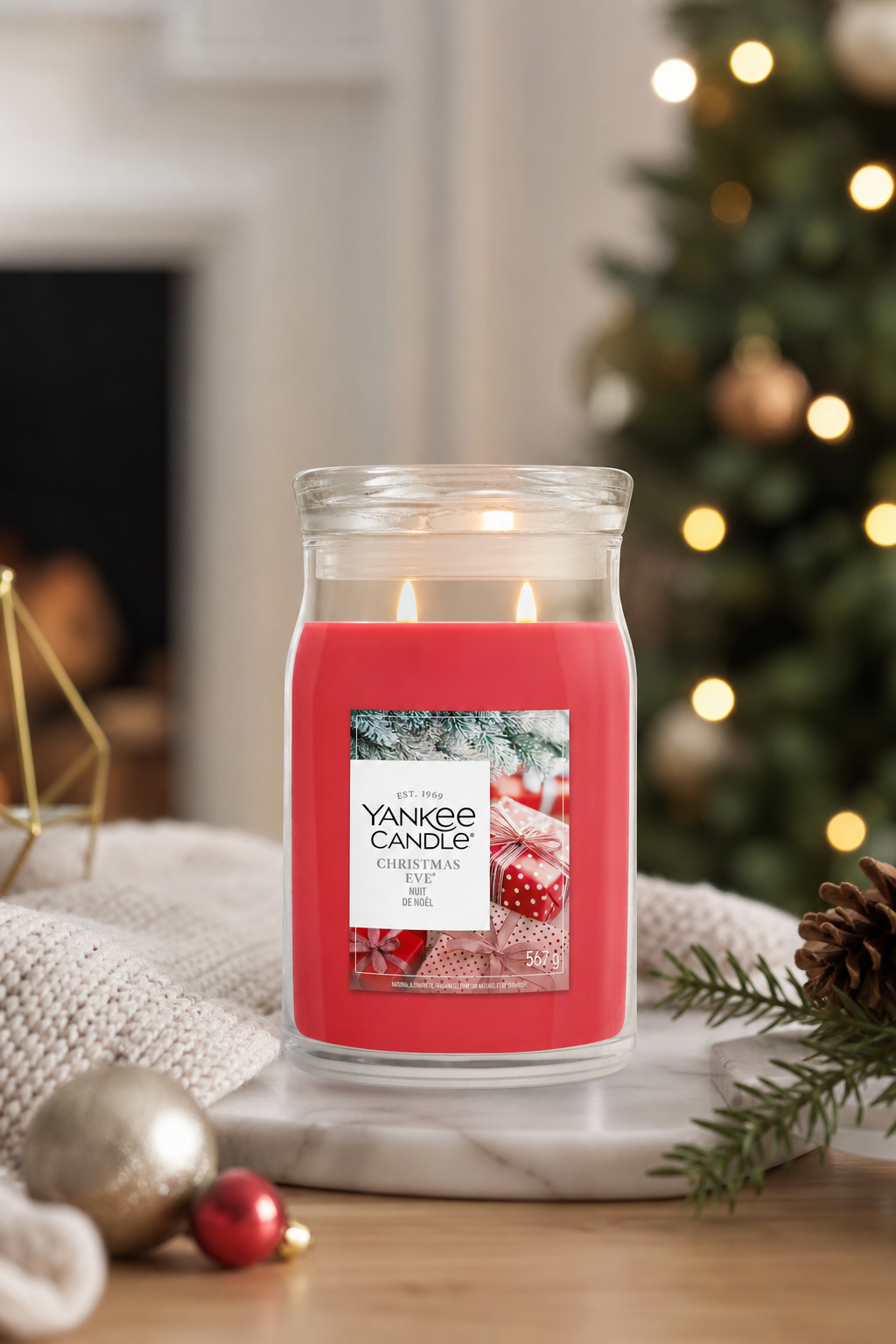 Christmas Eve Signature Jar 567g 2-Docht in einer stimmungsvollen Anwendungsszene