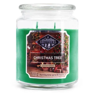 Vorderansicht der grünen Candle Brothers Kerze mit Christmas-Tree-Etikett