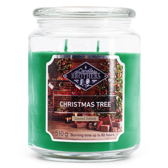 Vorderansicht der grünen Candle Brothers Kerze mit Christmas-Tree-Etikett