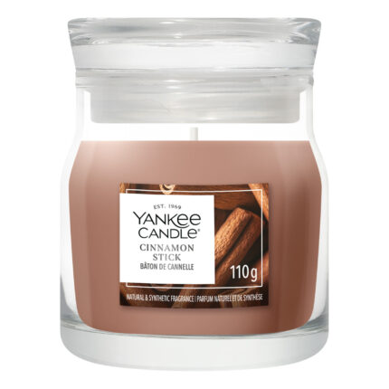 Yankee Candle Cinnamon Stick Duftkerze im Glas auf weißem Hintergrund