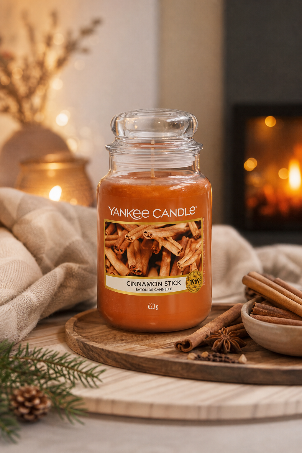 Yankee Candle Cinnamon Stick Kerze mit Zimtstangen auf einem Holzbrett
