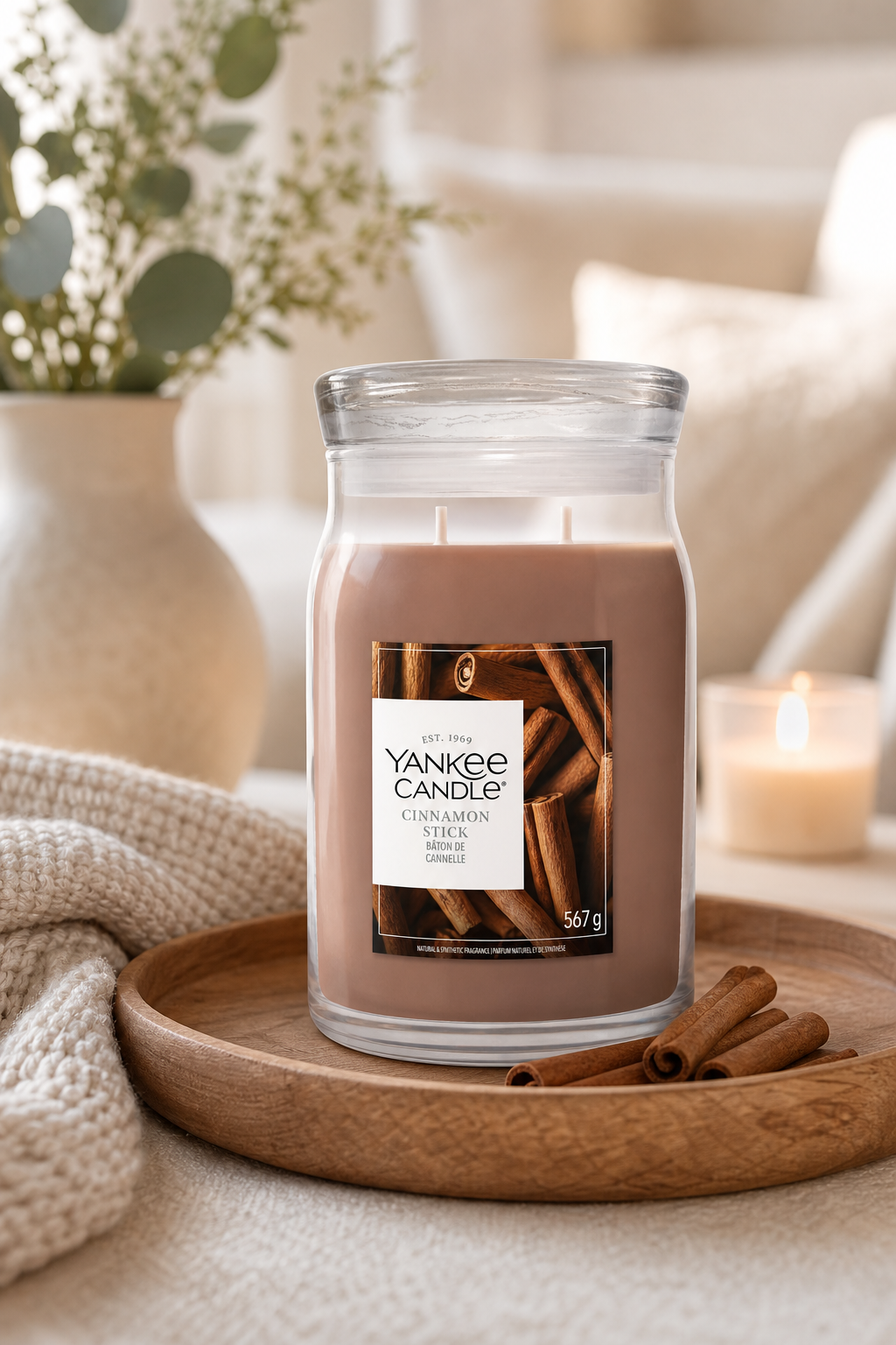 Cinnamon Stick Signature Jar 567g 2-Docht in einer stimmungsvollen Anwendungsszene