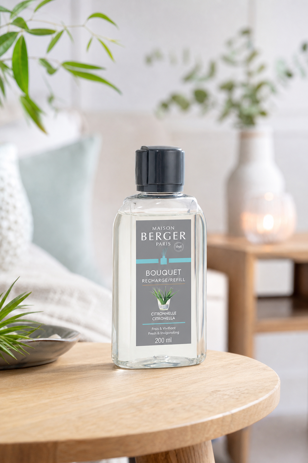 Citronella Nachfüller steht auf einem Holztisch in einem Wohnraum