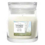 Yankee Candle Clean Cotton Duftkerze im Glas vor weißem Hintergrund