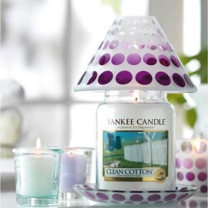 Yankee Candle Clean Cotton Kerze unter dekorativer Haube mit weiteren Kerzen