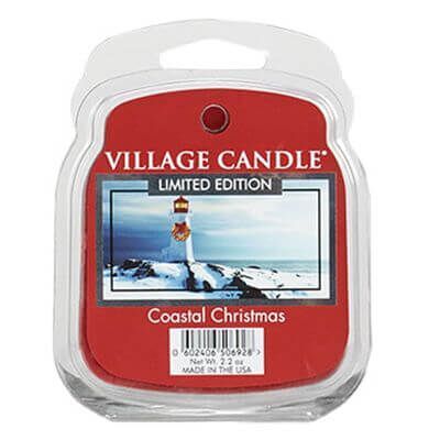 Verpacktes Village Candle Coastal Christmas Duftwachs vor winterlicher Küstenszene