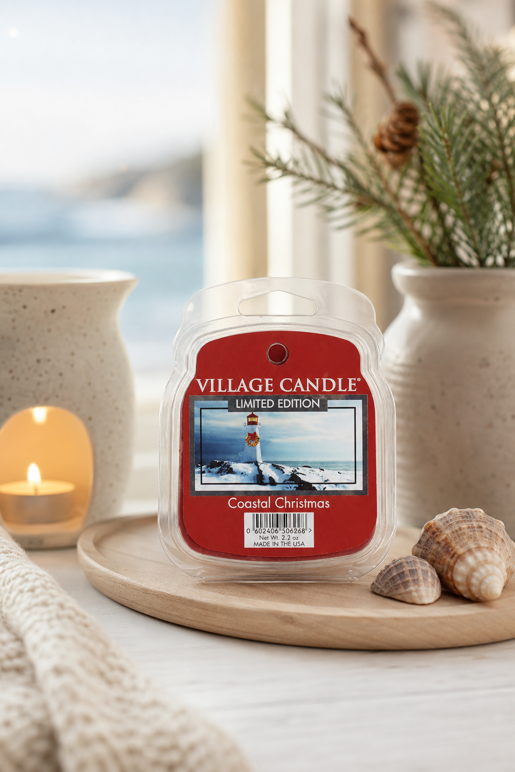 Village Candle Coastal Christmas Verpackung auf Holztablett mit Muscheln und Tannenzweig