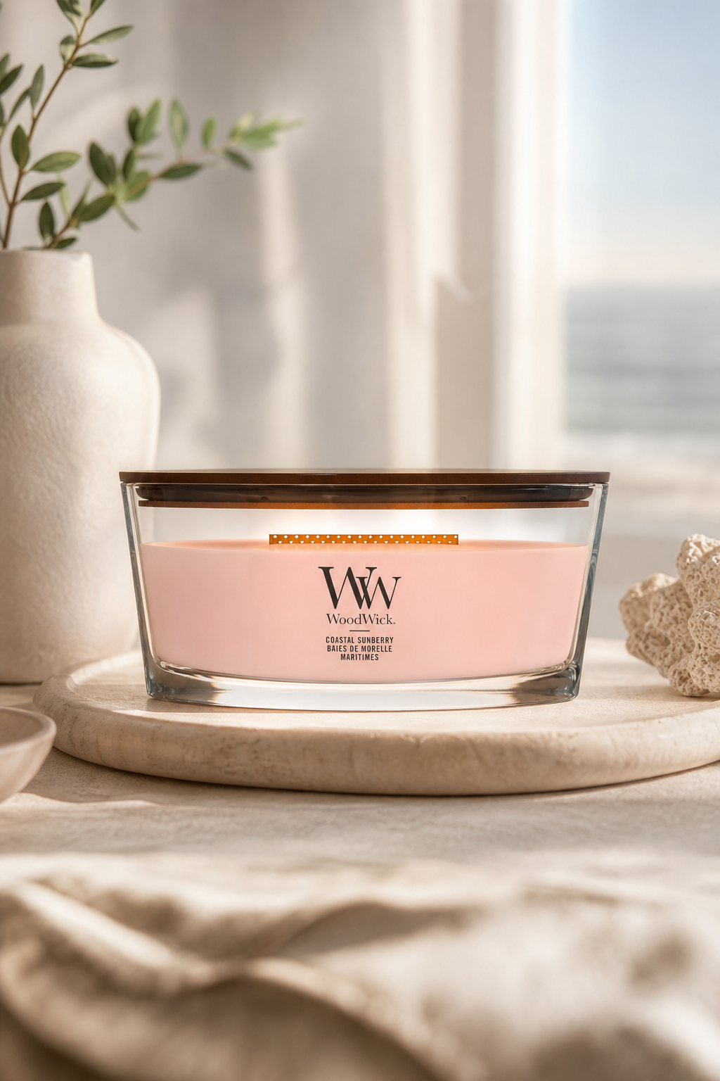 WoodWick Coastal Sunberry Kerze mit Holzdeckel vor heller Wohnkulisse