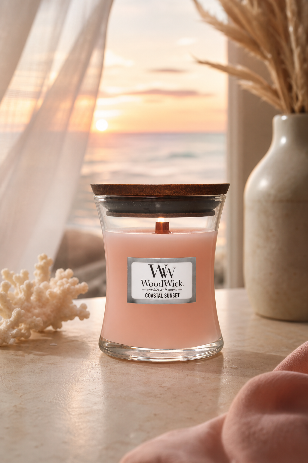 WoodWick Coastal Sunset Kerze vor Sonnenuntergang im Wohnambiente