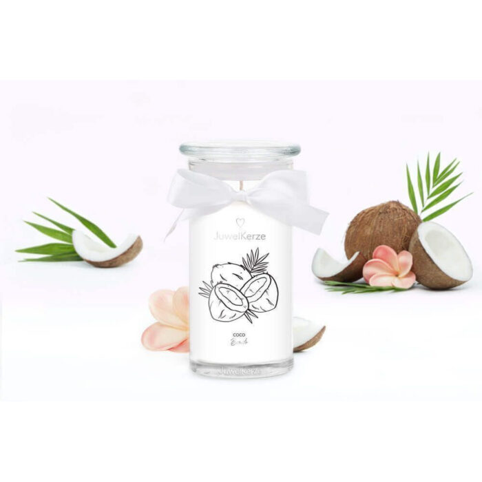 Coco Bonito Kerze mit weißer Schleife zwischen Kokosnüssen und Blüten