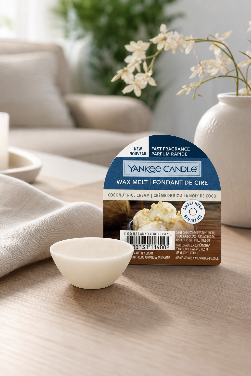 Yankee Candle Coconut Rice Cream Wachsmelt mit Schälchen auf einem Holztisch