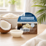 Yankee Candle Coconut Rice Cream Wachsmelt neben einer geöffneten Kokosnuss