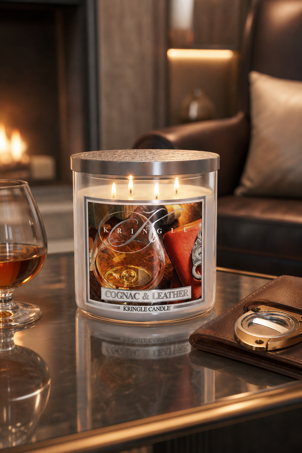 Cognac & Leather 396g Tumbler 3-Docht in einer stimmungsvollen Anwendungsszene
