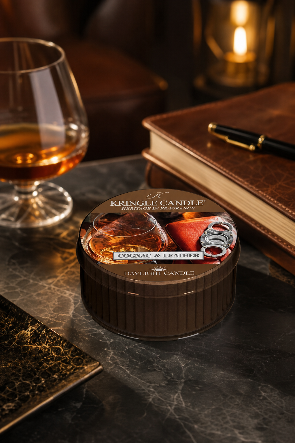 Cognac & Leather Daylight 42g in einer stimmungsvollen Anwendungsszene
