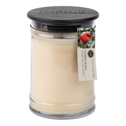 Creamfarbene Duftkerze im Glas mit schwarzem Deckel und Comfort-&-Joy-Etikett