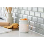 Weiße Cookie Jar Duftlampe mit Wachsstücken neben Keksen in einer Küche