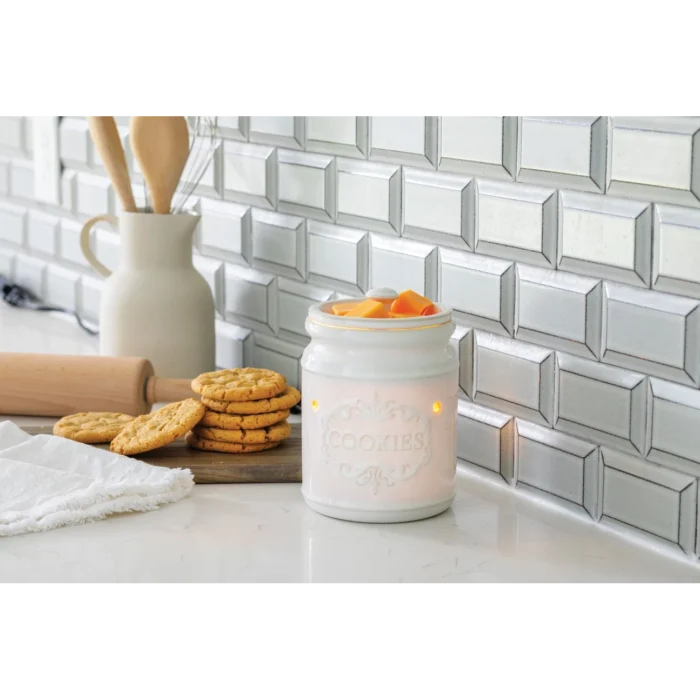 Weiße Cookie Jar Duftlampe mit Wachsstücken neben Keksen in einer Küche