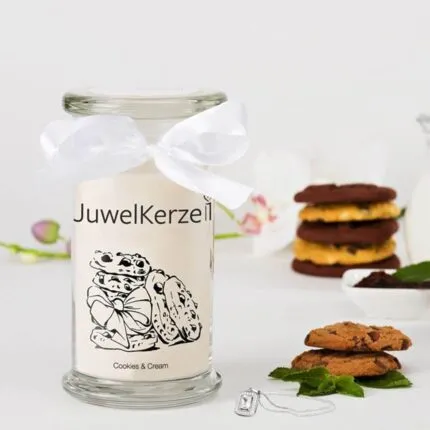 JuwelKerze Cookies & Cream Kerze mit Halskette und Anhänger neben Keksen