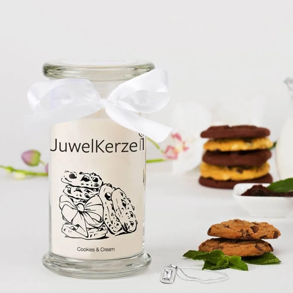 Cookies & Cream Kerze mit Halskette JuwelKerze Cookies & Cream Kerze mit Halskette und Anhänger neben Keksen