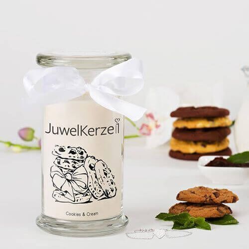 JuwelKerze Cookies & Cream JuwelKerze Cookies & Cream Kerze im Glas mit weisser Schleife und Keksen