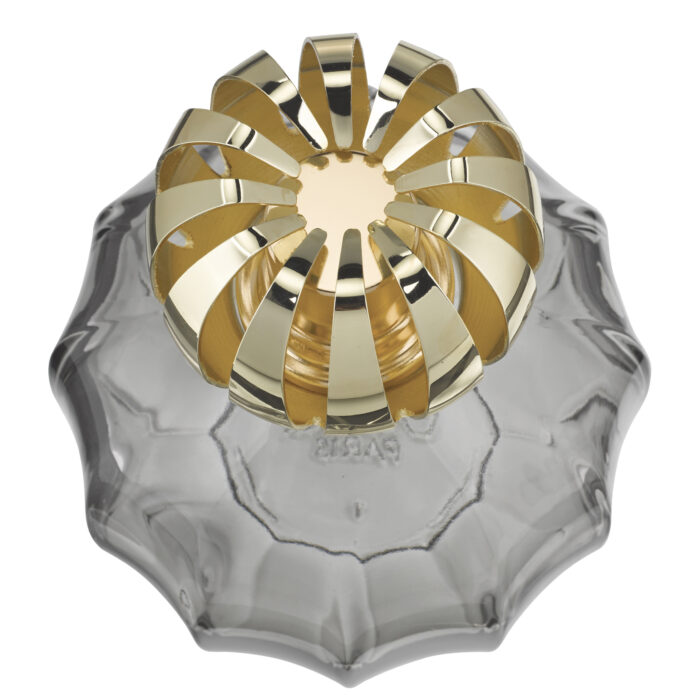 Maison Berger Set mit Lampe, Nachfüllflasche und Verpackung auf einem Wohnzimmertisch