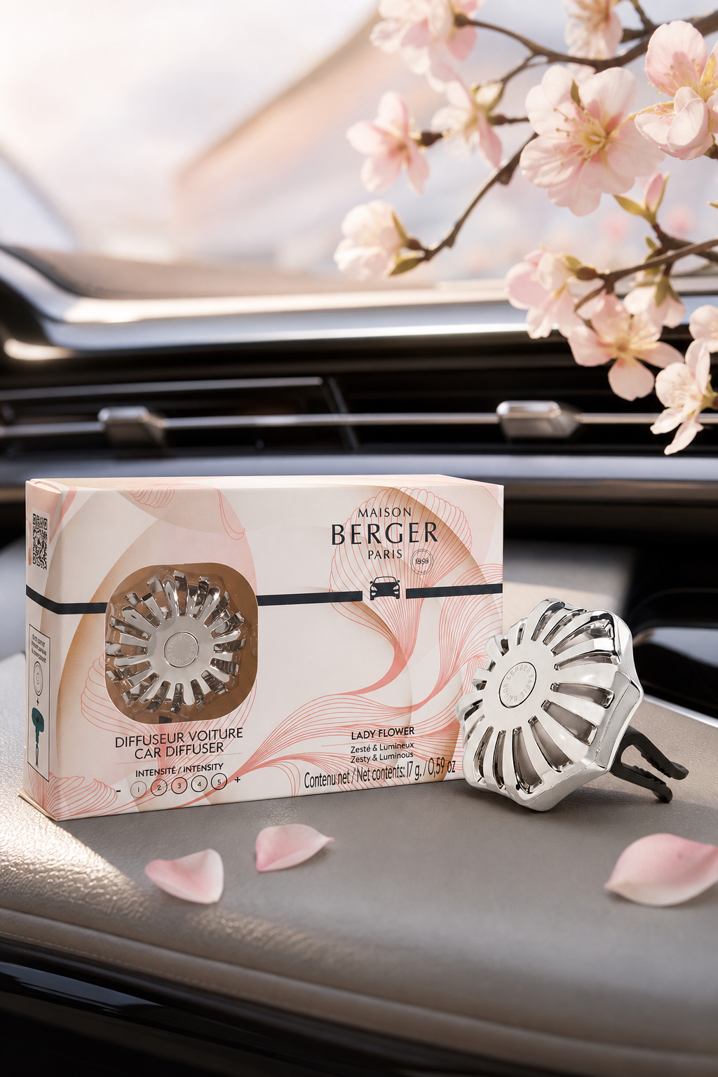 Lady Flower Autoduft-Set liegt mit Verpackung auf der Mittelkonsole eines Autos