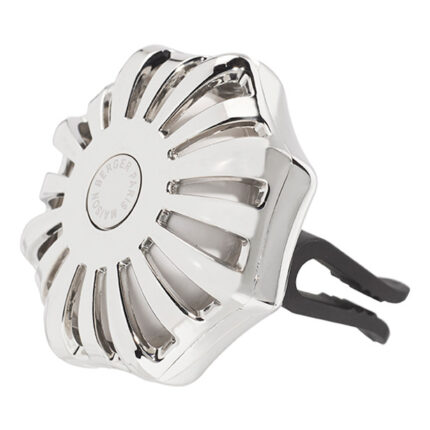 Silberner Autoduftspender mit schwarzem Clip in seitlicher Ansicht